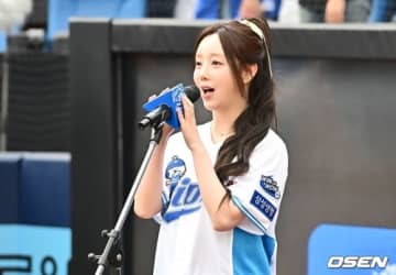 【PHOTO】LOVELYZのKei、国歌斉唱のため野球場に登場…美しい歌声で魅了