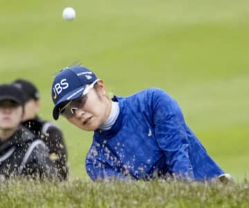 ゴルフ藤田さいき、首位維持　サロンパスC第3日