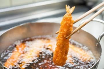 約9割の人が利用中！料理のときに長い菜箸を使ってる？専門家に聞く便利グッズも！
