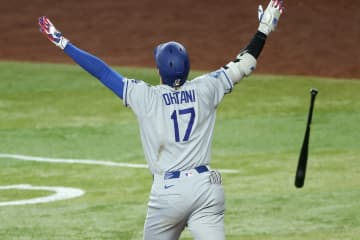驚異の７戦５発！ 決勝12号３ランの大谷翔平が見せた“両手万歳ポーズ"に米記者らは大興奮「オオタニ史上最高のバット投げ？」