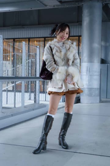 甘めのコーデを大人っぽく着こなす秘訣が明らかに！【CS街角スナップ】