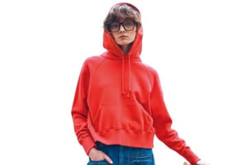 【明日なに着る？】「ラクをしてもラフに見えない」ジャストサイズの赤フーディ