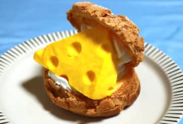 シュークリームの中に入ったチーズケーキ!? 見つけたら即買いの「新感覚スイーツ」