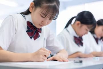 年収910万円以上世帯の高校生も対象に！高校生等臨時支援金とは？対象や申請方法は？