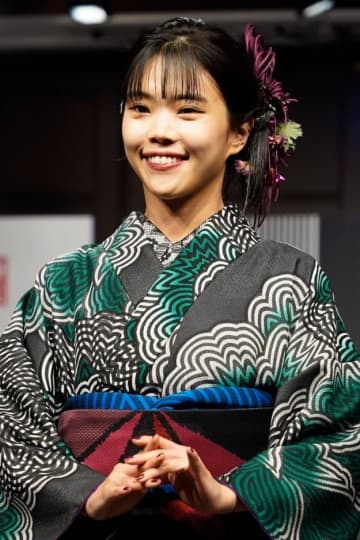 アイナ・ジ・エンド、人気俳優との密着ツーショット公開→「もうドキドキ」「写真集かと…」と話題に