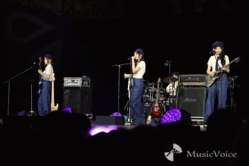 QWER「KCON JAPAN」に登場「T.B.H」 など５曲パフォ「幸せです！」