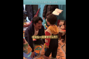 【涙腺ガバガバ】坂口憲二が双子の子役と全力で戦いごっこ！“幸せ家族感”満載の動画公開にファン感涙『続・続・最後から二番目の恋』