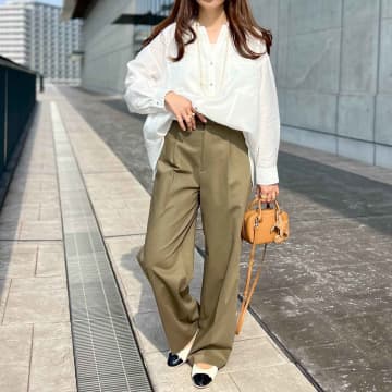 【ユニクロのオリーブ色パンツ】がおしゃれ！ 40・50代が真似したい♡「最旬コーデ」