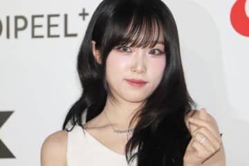 元IZ*ONEイェナ、純白のミニ丈ワンピを着こなす！　ブラック×ホワイトのコーデで「レッドカーペット」に登場＜KCON JAPAN 2025＞