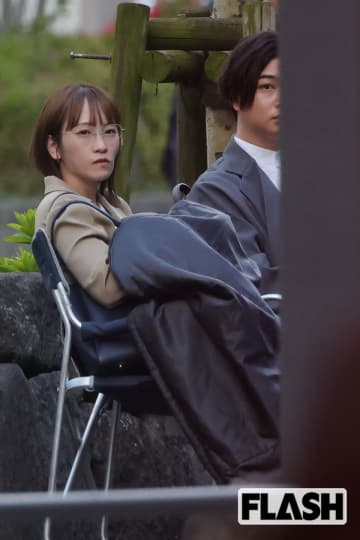 川栄李奈　地味メガネの“芸能マネージャー姿”をキャッチ！リアルマネには「昨日寝れた？」優しすぎる独特スタンスとは