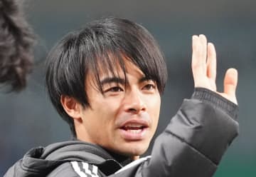 三笘薫が男泣きした20歳ドイツの至宝を抱擁し祝福! ブライトン、ウルブスに2-0快勝