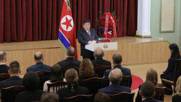金正恩氏がロシア大使館を訪問…対独戦勝８０周年で記念演説