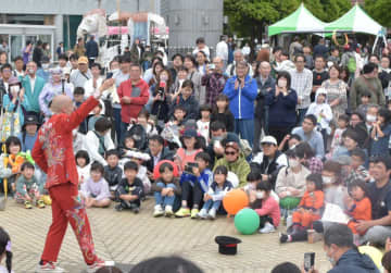 日立で国際大道芸　街中でユニークな芸披露　パフォーマーに拍手、歓声　茨城