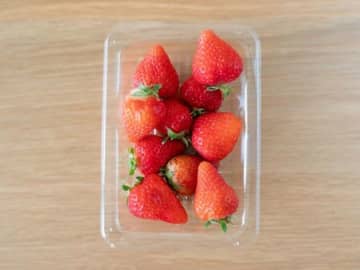スーパーで買った「いちごパック」をつぶさずに持ち帰る方法。店員さん直伝の裏ワザです♪