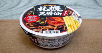 危険色の〝札幌ラーメン〟をセコマが再現　黒×黄...強烈ビジュで打ち出すパンチは意外と優しめ