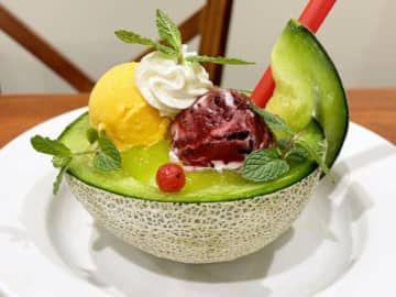 ロイホ、今年も“メロン半玉”ボウル登場！　毎年バズる「贅沢すぎる」一品がさらにパワーアップ＜実食レポ＞