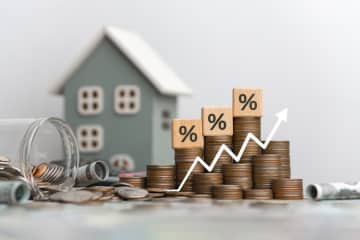 住宅ローン「2000万円」を低金利のものに借り換えた友人。「改めて計算したら数万円損したかも」と言っていますが、いったいナゼ？“見落としがちな注意点”を解説
