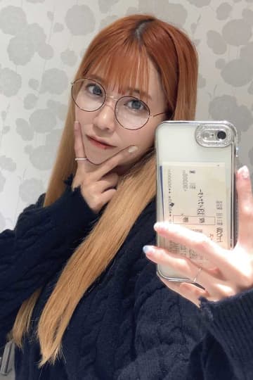 スマホに“3万円馬券”　『ウマ娘』声優の自撮りにファン「ごつい馬券だなw」「馬券の存在感」