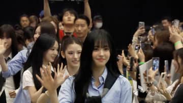 【動画】izna、展示ブースに登場で大歓声　至近距離ファンサに大興奮「きゃー！可愛い！」