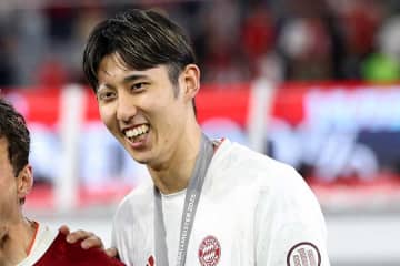 欧州名門で日本人5人目の“偉業”達成「スゲェ」　優勝セレモニー参加で「めちゃくちゃ笑ってた」