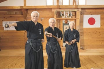 刀もバットもクラブもただ引っ張るだけではうまく扱えない　3つに通じる“先を走らせる”動きとは？　
