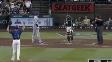 早く投げろ！ 大谷翔平の打席で“異変”「どうした」「なんかトラブル？」監督も捕手もイライラ… 相手投手にハプニング発生