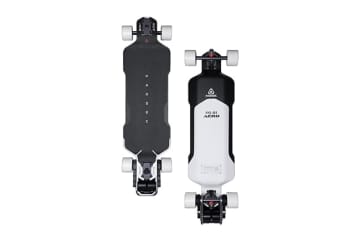気分はあの名探偵？ デュアルモーター搭載・時速39kmの電動スケボー「Aero Pro」