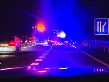 乗用車がわざとバイクに衝突→21歳バイカーがはね飛ばされるも、軽傷。カメラが捉える