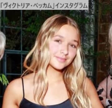 ベッカム家の末っ子ハーパー13歳、シルクのドレスで母ヴィクトリアとおそろいコーデ
