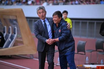 鹿島の鬼木達監督にスタジアム全体から送られた拍手。古巣・川崎との初対戦で改めて表われた人望
