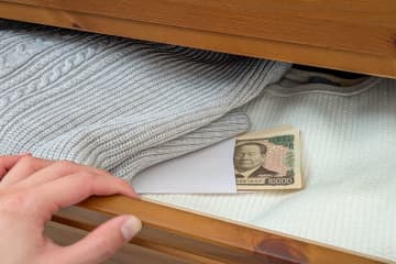 倹約家の友人は「タンス預金」で「500万円」貯めたそうです。銀行に預けた方が安全だと思うのですが、なにか「メリット」があるのでしょうか？