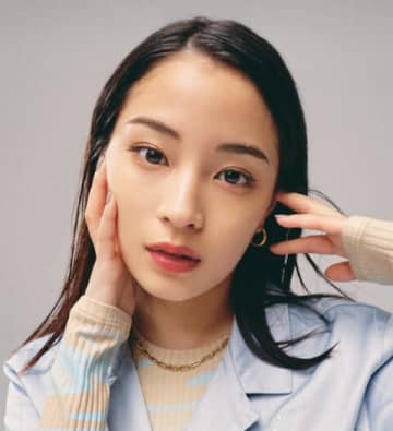 「2人とも"異常"に顔ちっちゃい！」広瀬すず、比嘉愛未との仲良しオフショットに注目集まる　