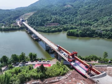 成渝中線高速鉄道、玄天湖複線大橋が接続　中国重慶市