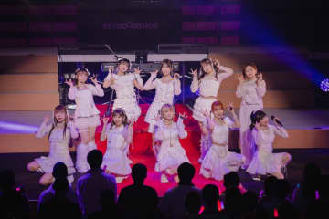 BEYOOOOONDS、春コンサートツアー開幕。ボールルームをテーマに多彩パフォーマンス