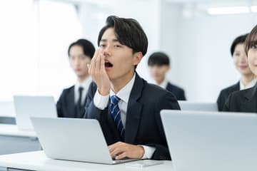 人事部10年のベテランvs“金の卵”の新卒SE、説明会での舌打ちからトラブル勃発…辞めたくても辞められない氷河期世代の悲劇