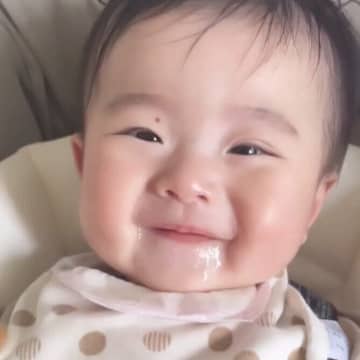 こんな見事な「ナニコレ」初めて見た！素直すぎるリアクションが可愛すぎると超話題 【赤ちゃんのバズり動画】