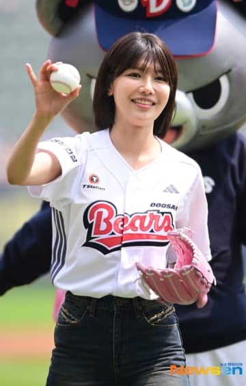 【PHOTO】少女時代 スヨン、始球式に登場…爽やかなユニフォーム姿