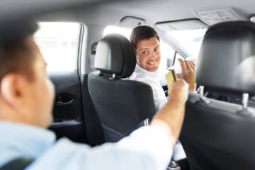 日本の「タクシー運転手」は「チップ」をもらえる？ そのまま「収入」にしてよいの？