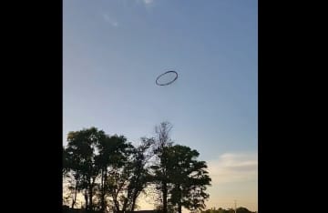 カンザス州の空に謎の「黒いリング」出現　謎めいた現象に憶測飛び交う