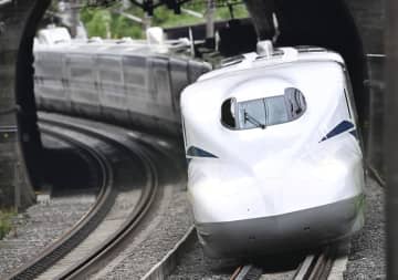 東海道新幹線車内に不審物　黒色液入り容器、毒性なし
