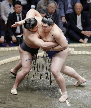 大の里、初の綱とりで白星発進　横綱・豊昇龍も勝利、琴桜敗れる