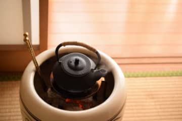 『火鉢』と『七輪』の違いとは？暖房・調理で使えるのはどっち？