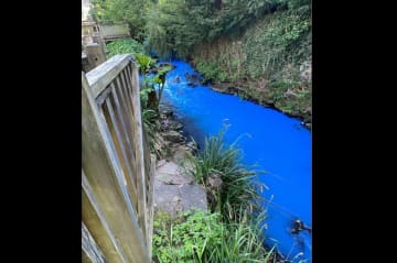イギリスの田舎町で川が異様な青色に変色　原因不明で住民困惑