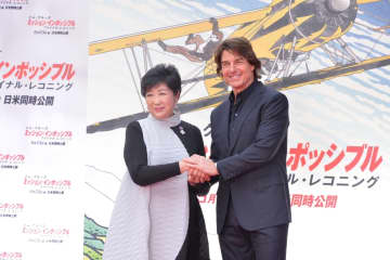 トム・クルーズが都庁に降臨！レッドカーペットで小池都知事らと東京の魅力を語る