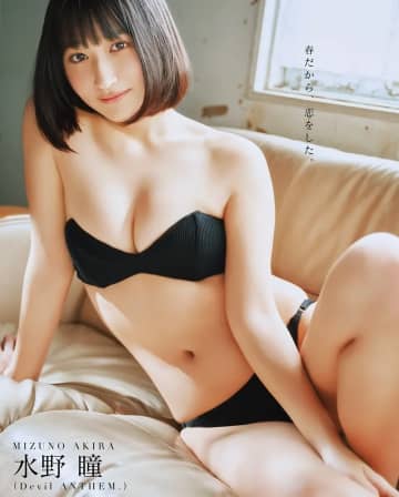 Devil ANTHEM.・水野瞳、チューブトップビキニで美ボディ披露