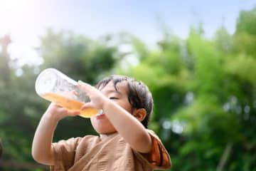 「ペットボトル症候群」って知っている？　暑くなる季節の前に知っておきたい、2～5歳の子どもに気をつけたい飲み物