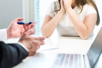 職場の新人さん。初日に「2カ月後に辞めます」と宣言し、上司は……。“衝撃な理由”で解雇された体験談