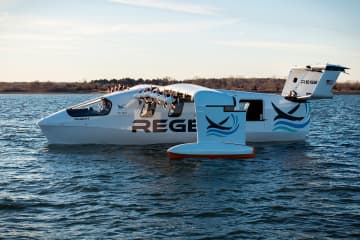 海の上を這うように飛ぶ！ゼロエミッションなREGENTの水上グライダー「Viceroy」