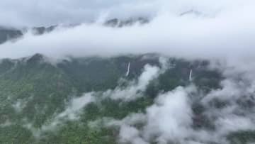 廬山秀峰風景区の瀑布、雨上がりで増水　中国江西省