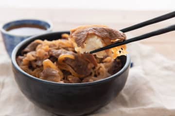 【現役板前が伝授】”某チェーン店を超え”『コクウマ極み牛丼』の作り方を公開！主婦からも絶賛の声「自宅で作る方が断然コスパ良い」「新玉のシャキシャキで甘い食感と牛肉、最高！」